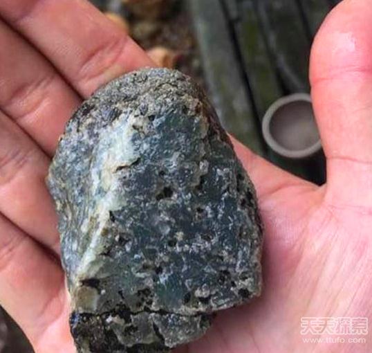 男子爬山捡到一颗怪石 专家鉴定后发财了