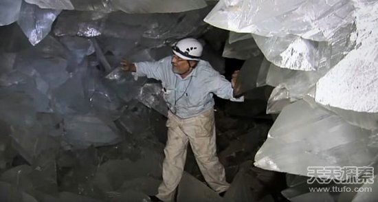 男子爬山捡到一颗怪石 专家鉴定后发财了