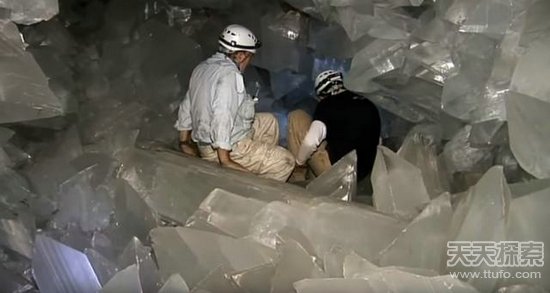 男子爬山捡到一颗怪石 专家鉴定后发财了