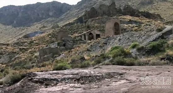 男子爬山捡到一颗怪石 专家鉴定后发财了