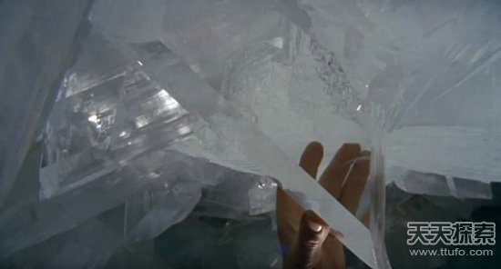 男子爬山捡到一颗怪石 专家鉴定后发财了