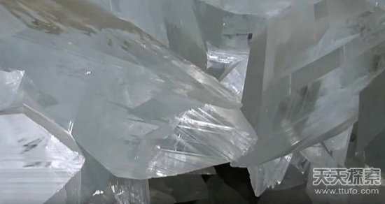 男子爬山捡到一颗怪石 专家鉴定后发财了