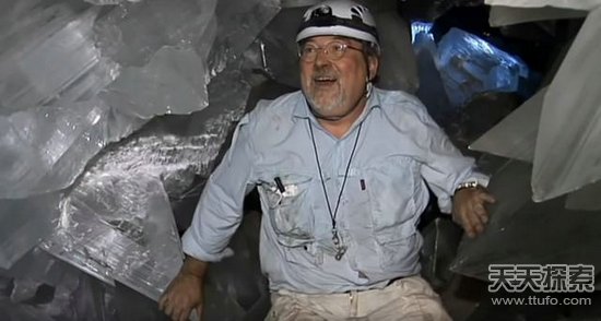 男子爬山捡到一颗怪石 专家鉴定后发财了