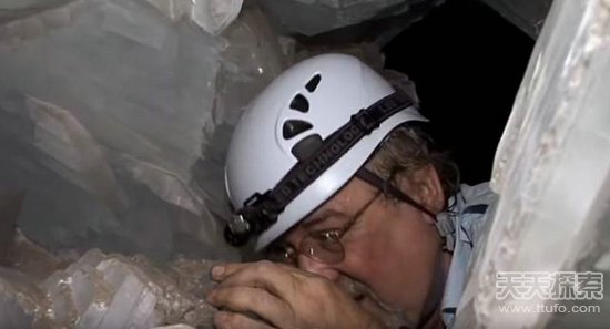 男子爬山捡到一颗怪石 专家鉴定后发财了