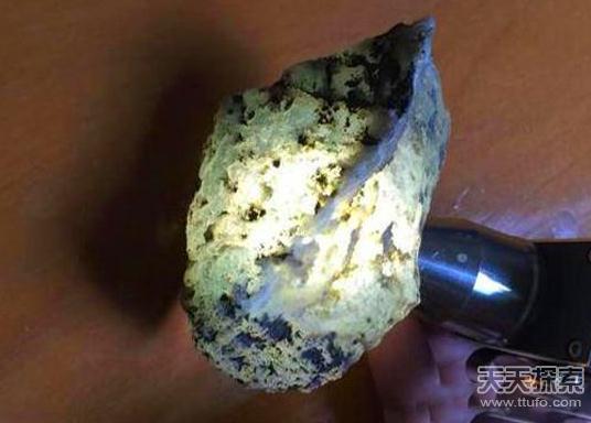 男子爬山捡到一颗怪石 专家鉴定后发财了