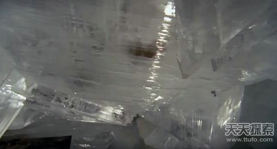 男子爬山捡到一颗怪石 专家鉴定后发财了