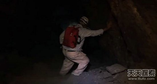 男子爬山捡到一颗怪石 专家鉴定后发财了