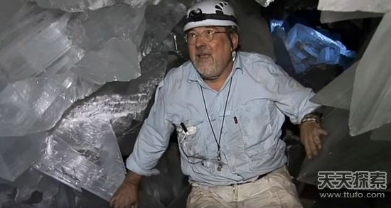 男子爬山捡到一颗怪石 专家鉴定后发财了