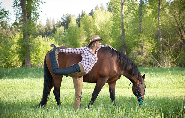 马背上的瑜伽：引领运动新潮流