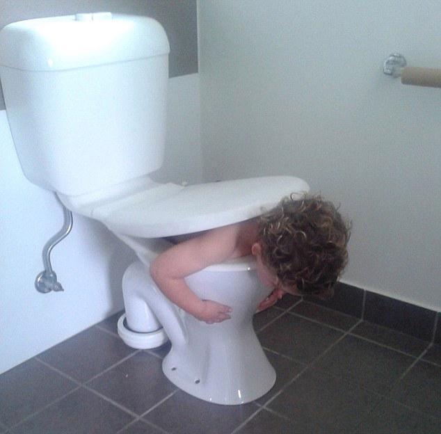 被父母玩坏了的家庭照:宝宝们的表情太亮了!_