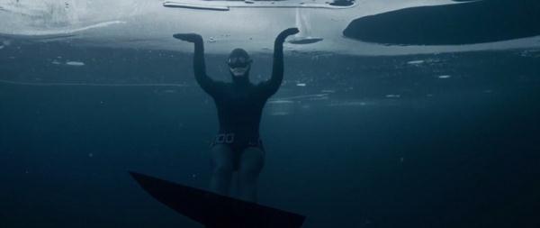 潜水名将冰湖下潜游视频震撼心灵