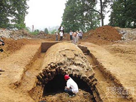 村民挖到400年古墓 打开彻底疯狂