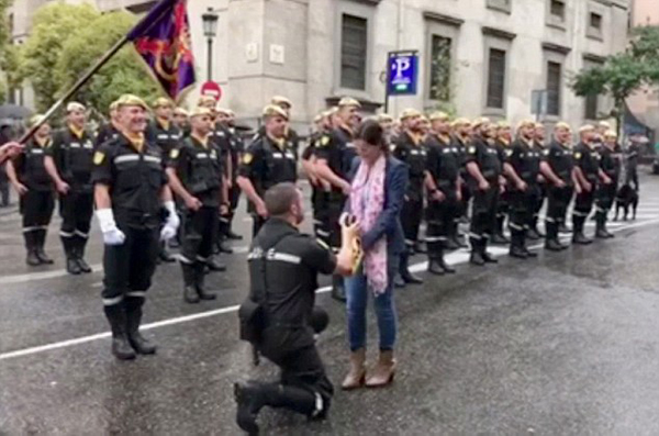 浪漫﹗西班牙军官国庆典礼向女友求婚