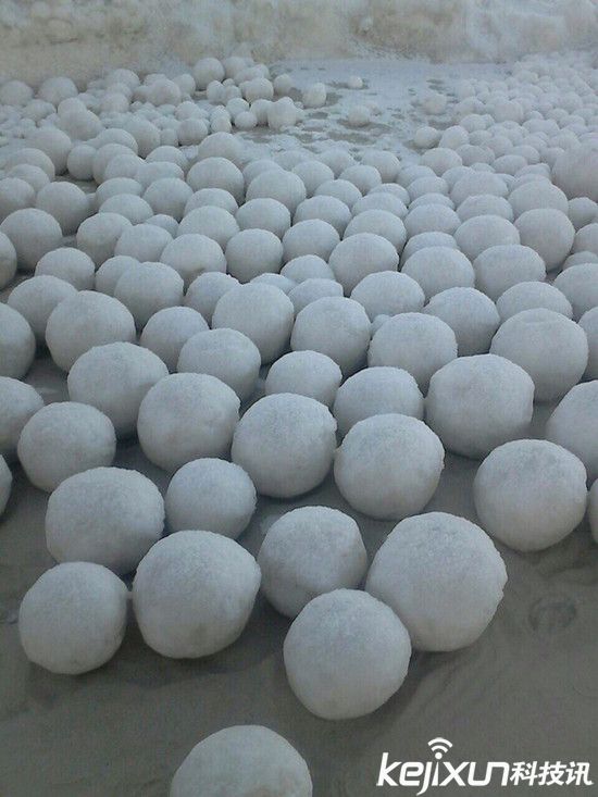 俄村庄现大量神秘雪球 自然打造成无数雪人