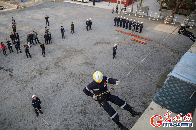 海淀地震应急救援队80人首获紧急救援员证书