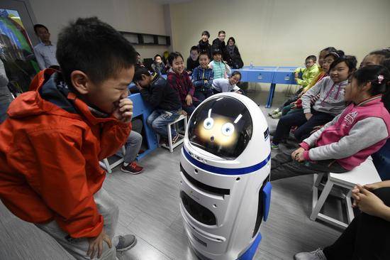 人工智能进校园﹕机器人小胖进中关村一小课堂