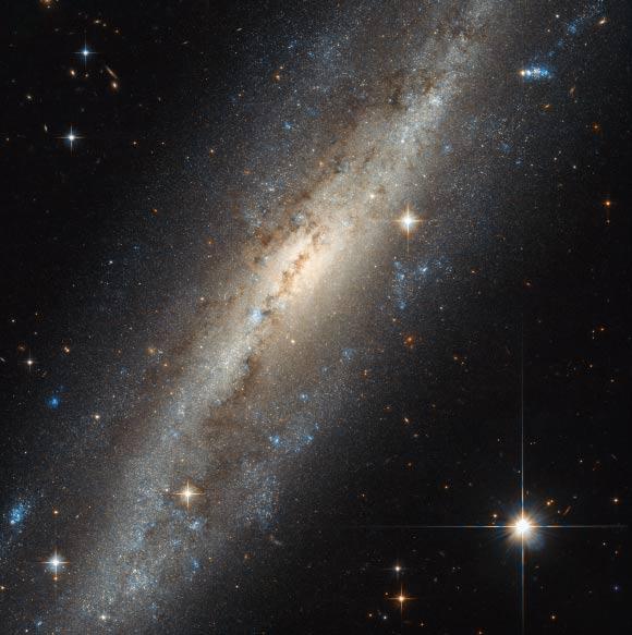哈勃太空望远镜最新观测NGC 7640星系