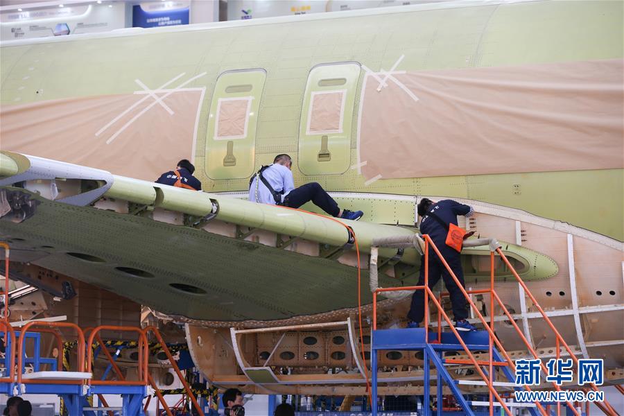 走近C919大型客机102架机