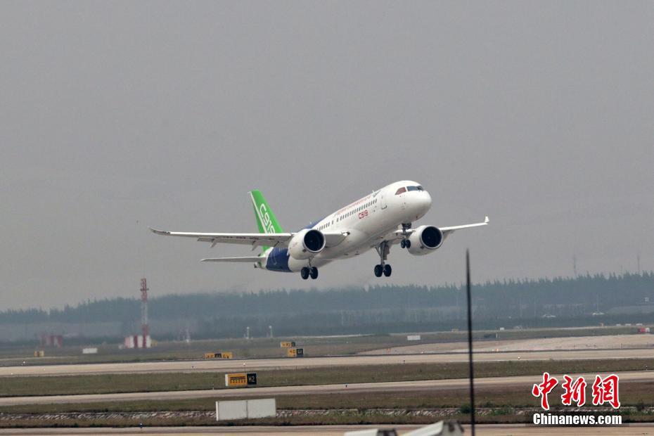 国产大飞机C919首飞成功起飞(1)_科技频道 _光明网