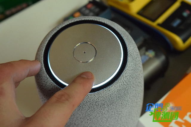 文科男评小雅智能音箱:阴天在不开灯的房间跟