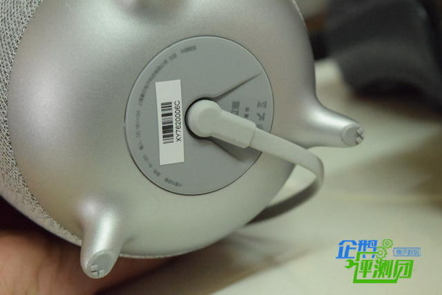 文科男评小雅智能音箱:阴天在不开灯的房间跟