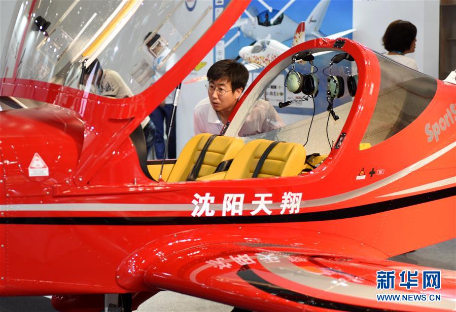 9月19日，参观者在参观一架小型飞机。