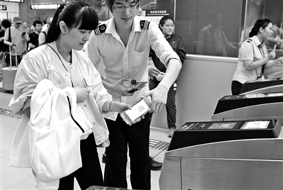 地鐵機場線可刷手機二維碼進站