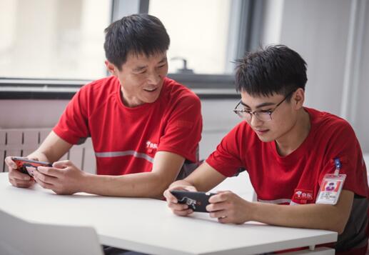 备战618,人机CP现身京东物流北京亚洲一号