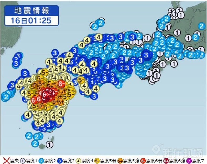 直击日本九州7.4级地震现场:地面现大裂缝