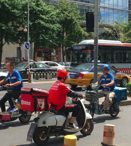 外卖送餐员自述:时间就是金钱 对交通事故很淡