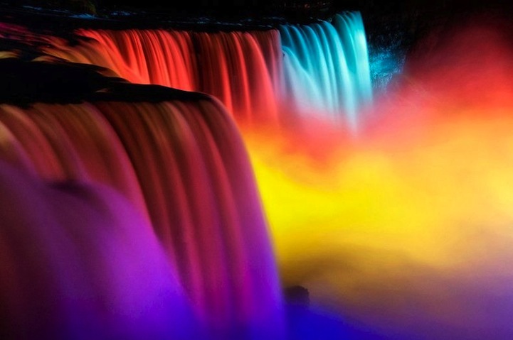 令人惊叹的彩色尼加拉瀑布（组图） 