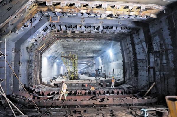 港珠澳大桥贯通 成桥梁界珠穆朗玛峰