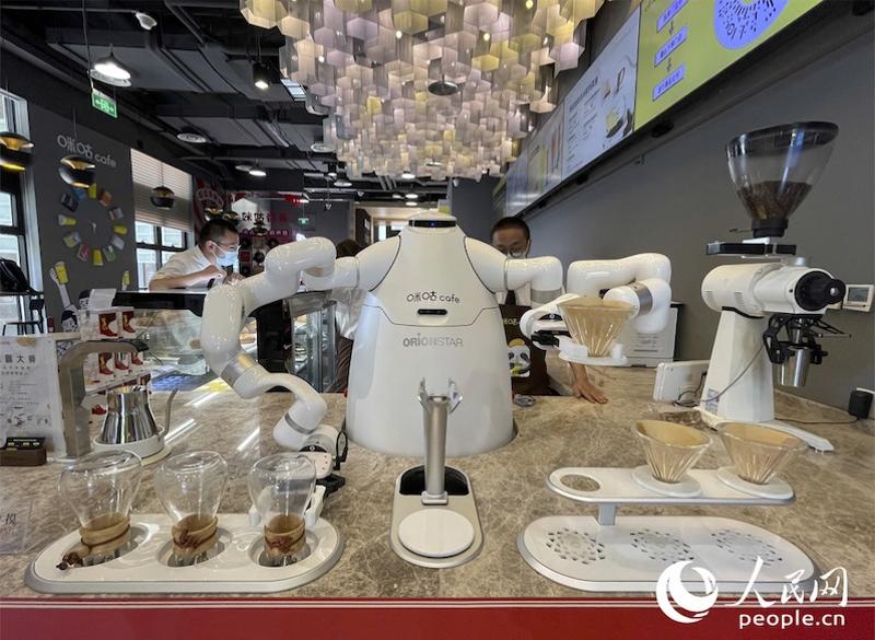 服务机器人商用成现实 90后小伙教“徒弟”冲咖啡