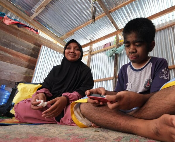 印尼"狼孩"拒绝治疗 称自己被神选中