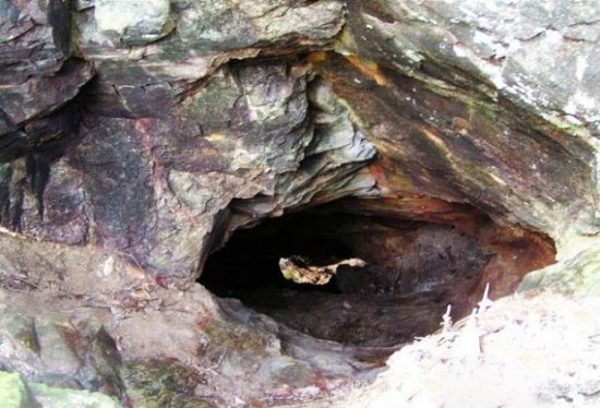 男子山洞探险 打开手电后瞬间吓尿