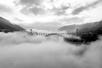 世界上跨度最大的铁路拱桥——云南大理至瑞丽铁路怒江特大桥主体建成