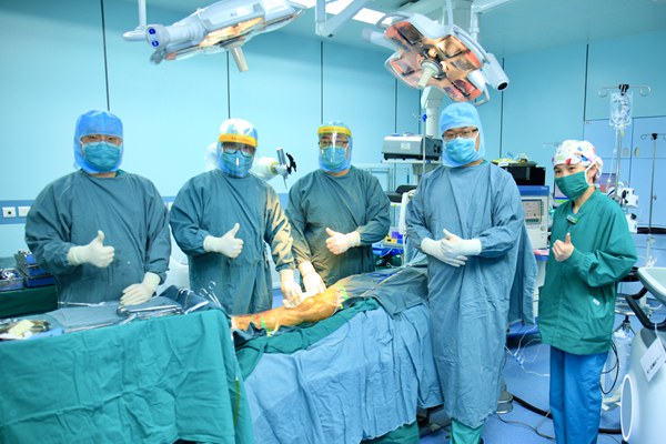 中国首例机器人全膝人工关节置换手术在北京协和医院骨科完成，这也是“中国造”关节手术机器人在全球的首秀