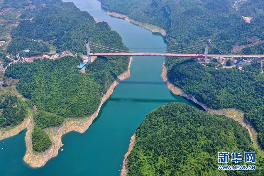 （经济）（1）贵州遵余高速飞龙湖乌江大桥合龙
