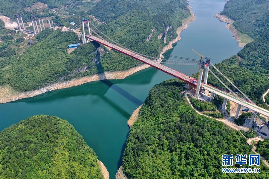 （经济）（2）贵州遵余高速飞龙湖乌江大桥合龙
