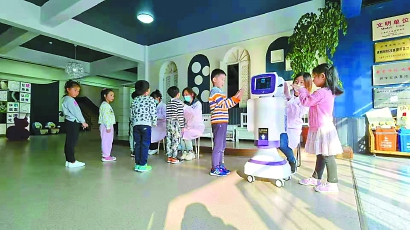 机器人辅助入园晨检 感应器提示幼儿坐姿