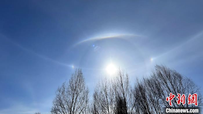 "中国冷极"现罕见组合冰晕天象