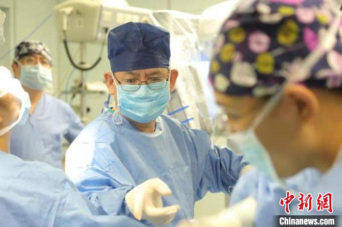 中国专家成功探索单孔机器人肺癌手术切口更少、更精准