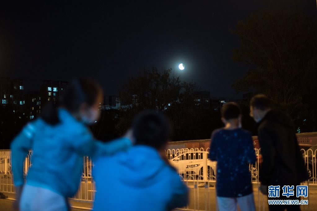 “超级红月亮”