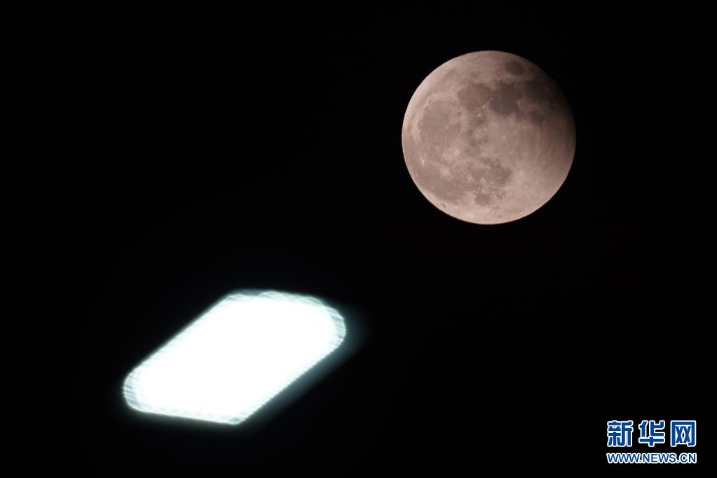 “超级红月亮”