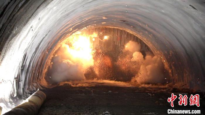 贵南高铁全线首座超5000米长隧道顺利贯通