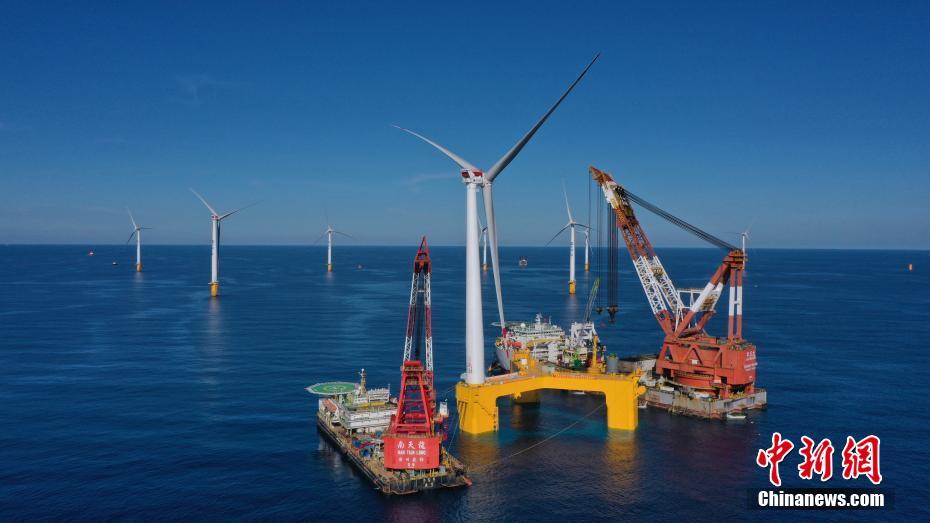 全球首台抗台风型漂浮式海上风电机组在阳江安装成功