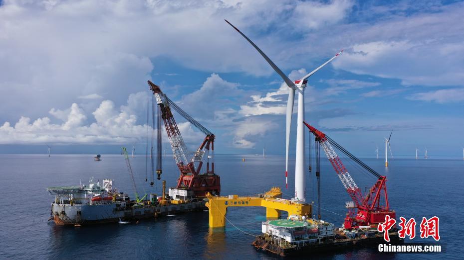 全球首台抗台风型漂浮式海上风电机组在阳江安装成功