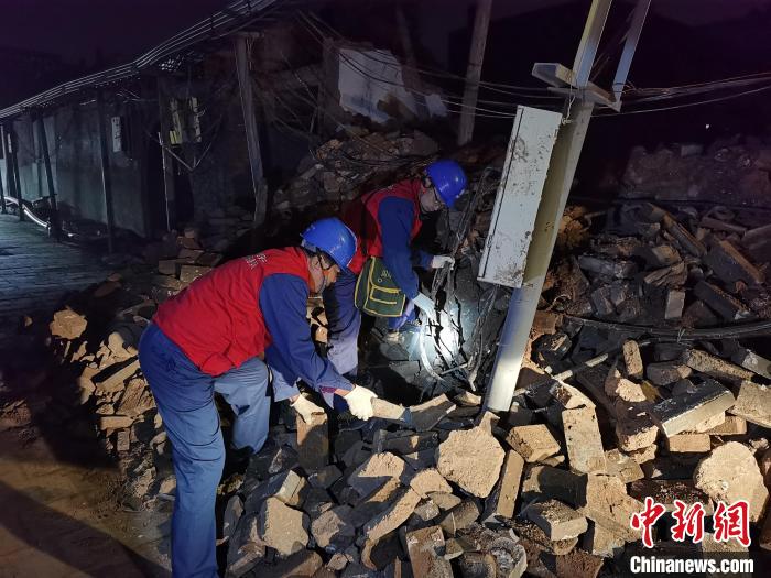 国庆“遇”上雨情 山西“电力人”“移动人”齐上阵