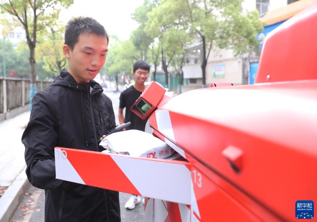 湖南衡阳：无人驾驶快递车进校园