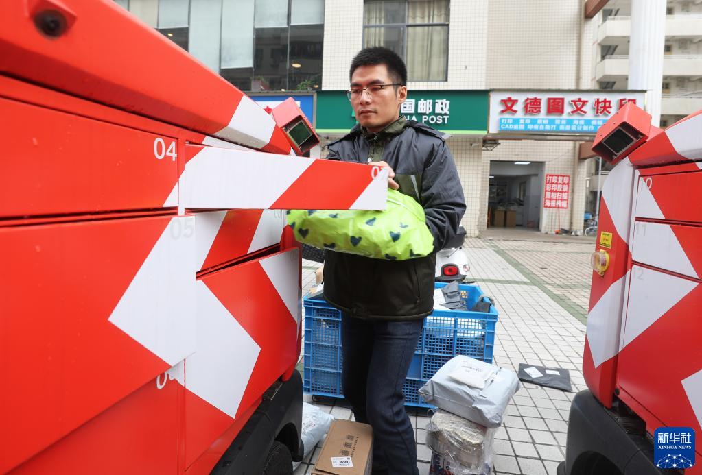 湖南衡阳：无人驾驶快递车进校园